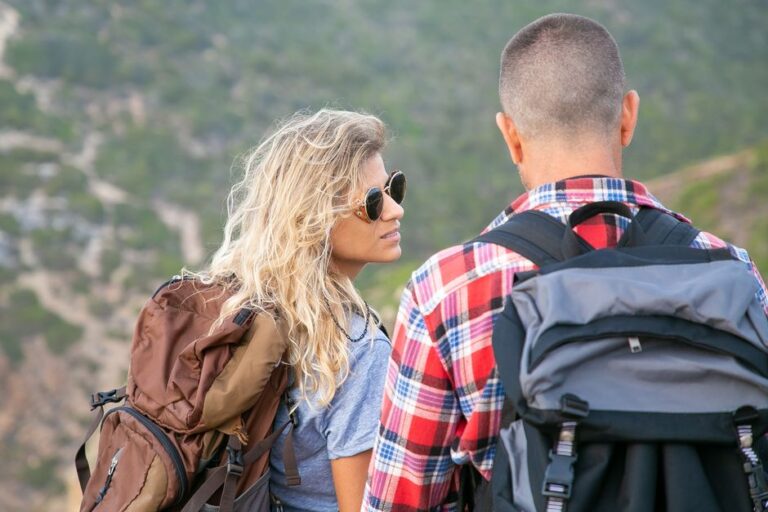Turysta z lekkim plecakiem trekkingowym podczas letniej jednodniowej wycieczki w górach