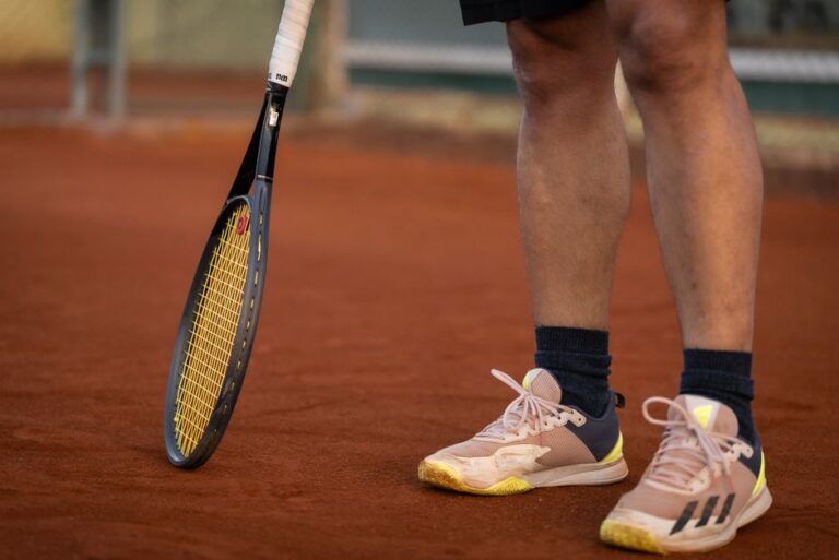 Buty tenisowe na zewnętrznym korcie latem